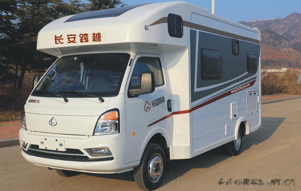 3.2郑州房车展：长安跨越房车首推8AT自动挡，全新风格，独领风骚！
今天为大家