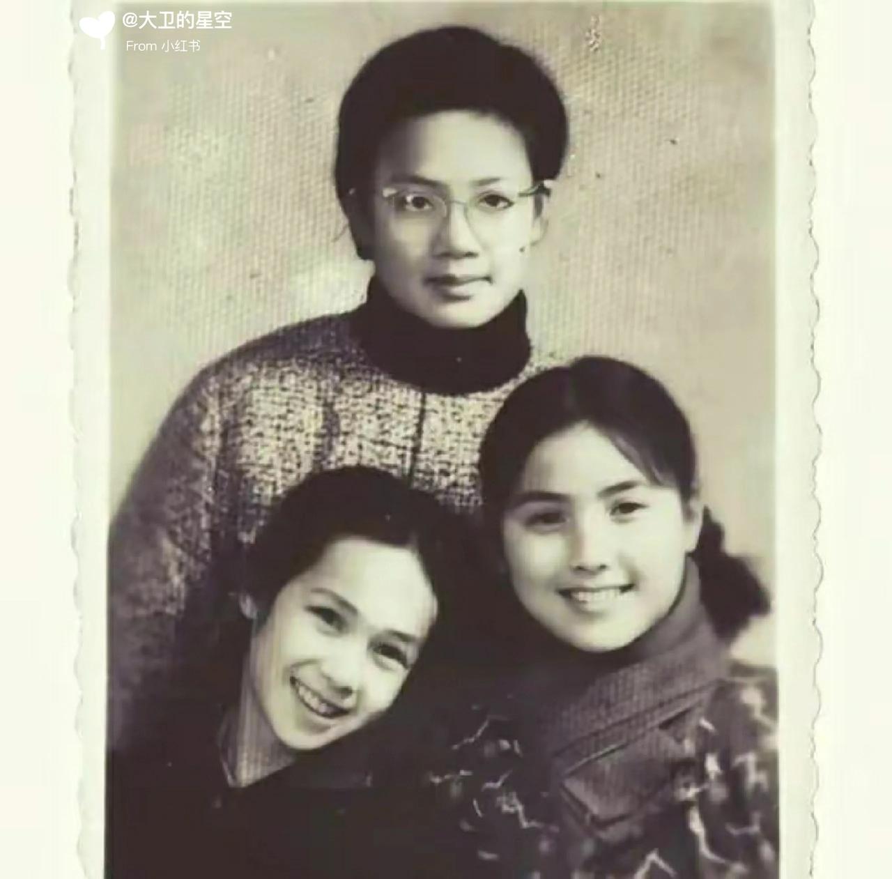 这是演员蒋雯丽三姐妹的合影，分别是大姐蒋雯娟，二姐蒋雯媛，小妹蒋雯丽，姐妹三个的