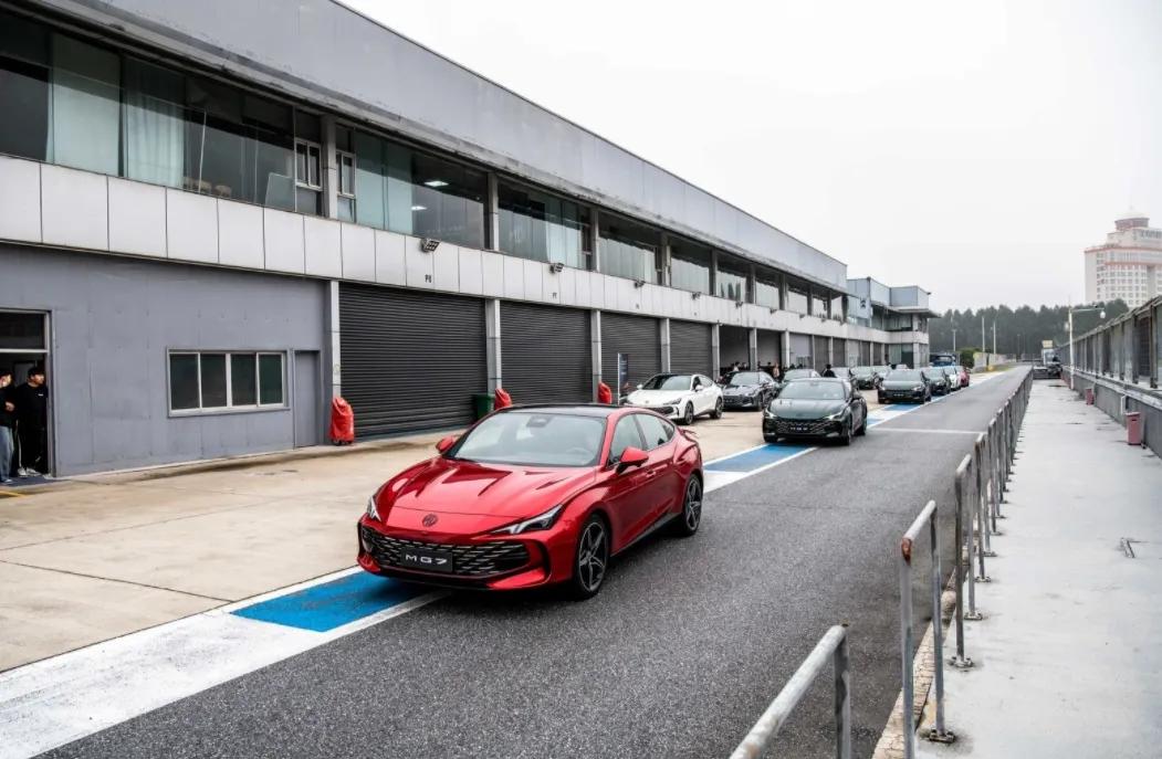 MG的第一款黑标车型——MG7，可以说是真正的“西装暴徒”。从去年8月新车发布开