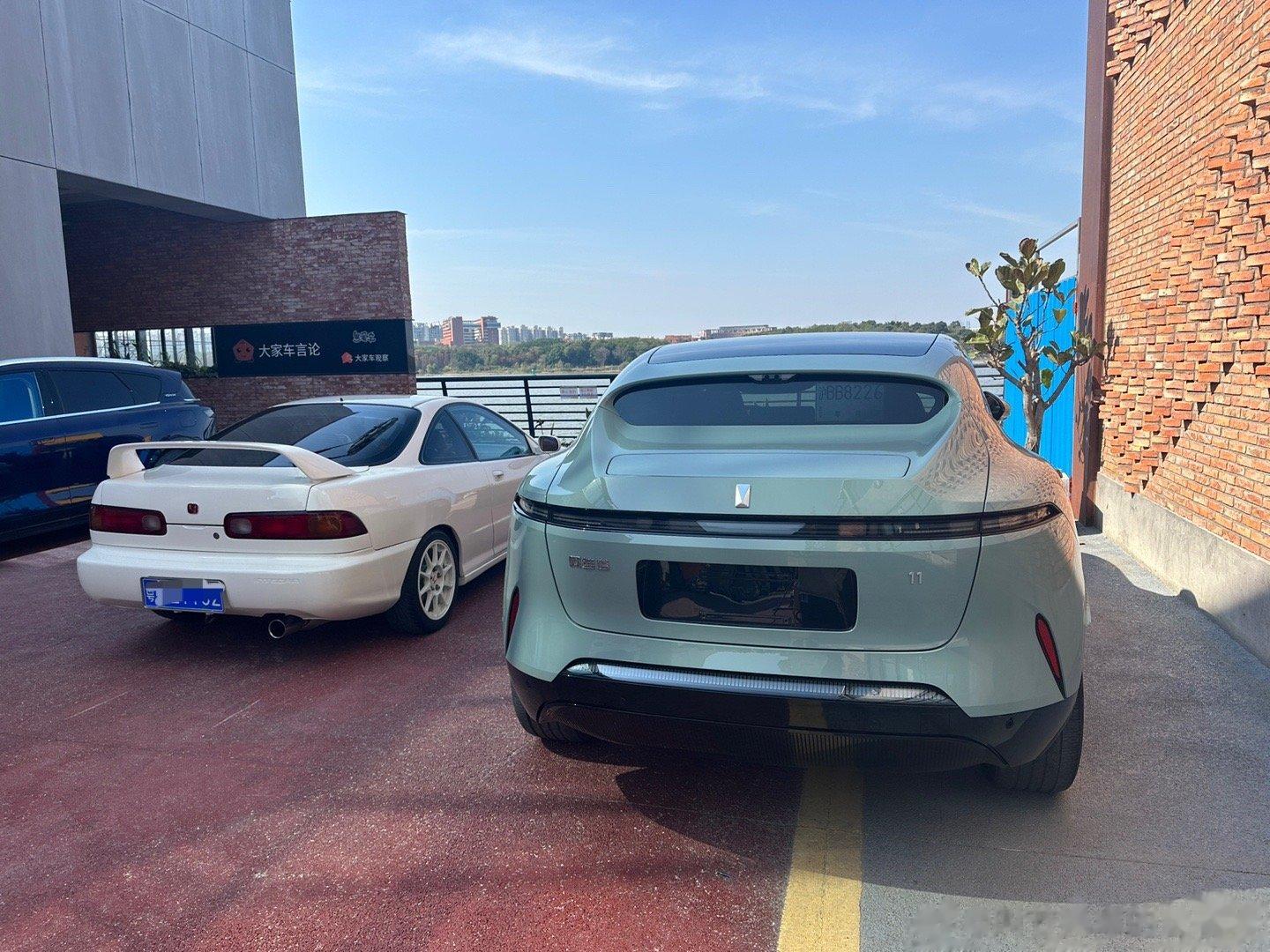两部车，开哪辆回老家比较长面子