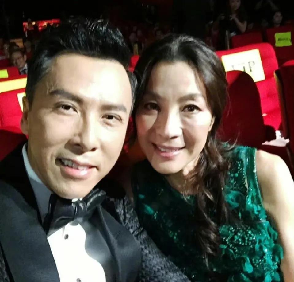 甄子丹和杨紫琼合照，发文庆祝杨紫琼获得奥斯卡影后，30年前两人就已经合作过了。