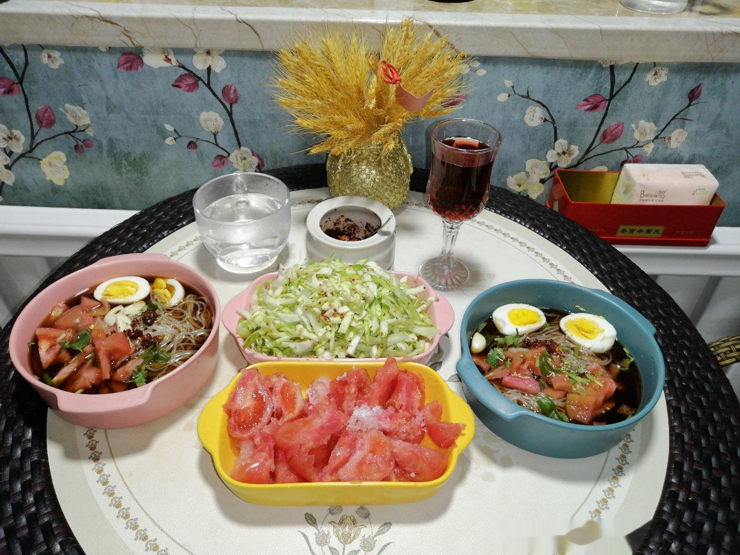 昨日冷面红酒浇，诸多鲜艳生活娆。其实心情何时有，就在回家饭桌梢。你瞅我来我瞅你，