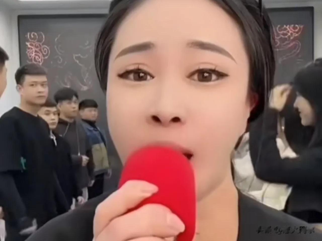 洋姐扎心逆徒，你挣钱不得给我吗？

洋姐大骂逆徒，你一天播八个点挣得钱不全给我了
