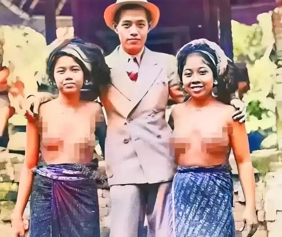 1932年，巴厘岛，一名来此游玩的外国男子搂着两个原住民少女拍下了这张罕见合影。