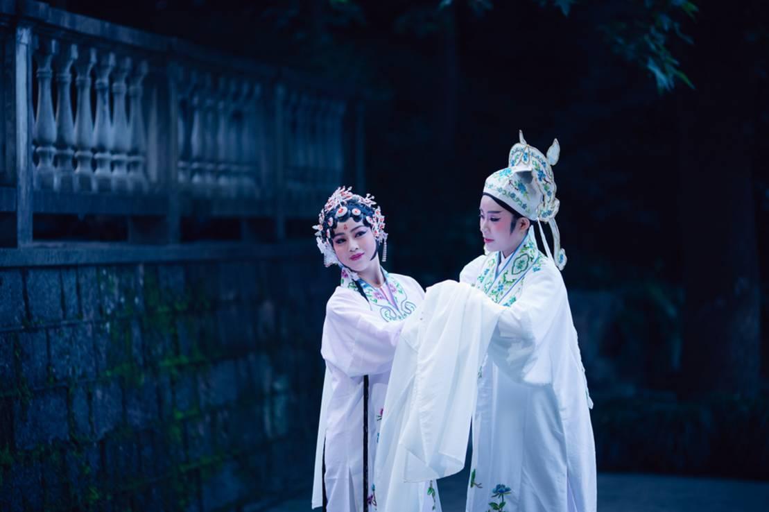 探讨昆曲与中国传统文化的关系。


昆曲是中国传统戏曲剧种之一，起源于元朝时期，