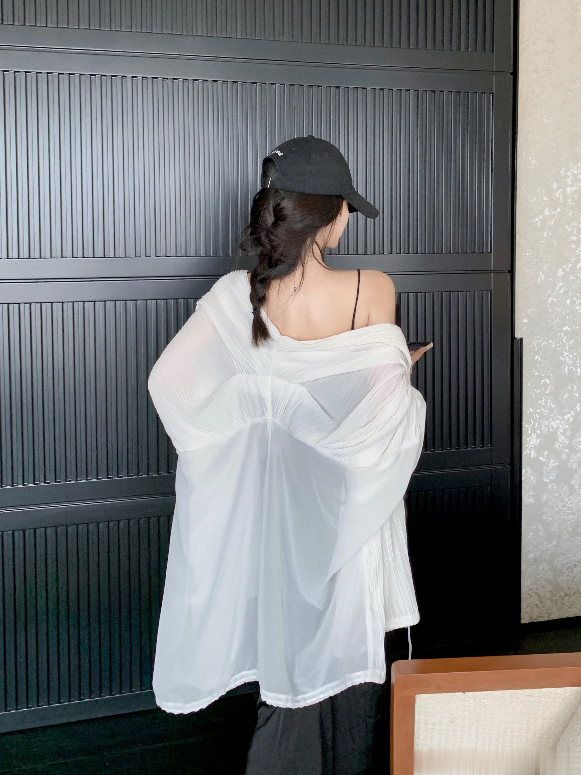 这款防晒外套有多好穿呢 去年上半年在洛杉矶就一直有穿 然后带去了伦敦 后来去迪拜