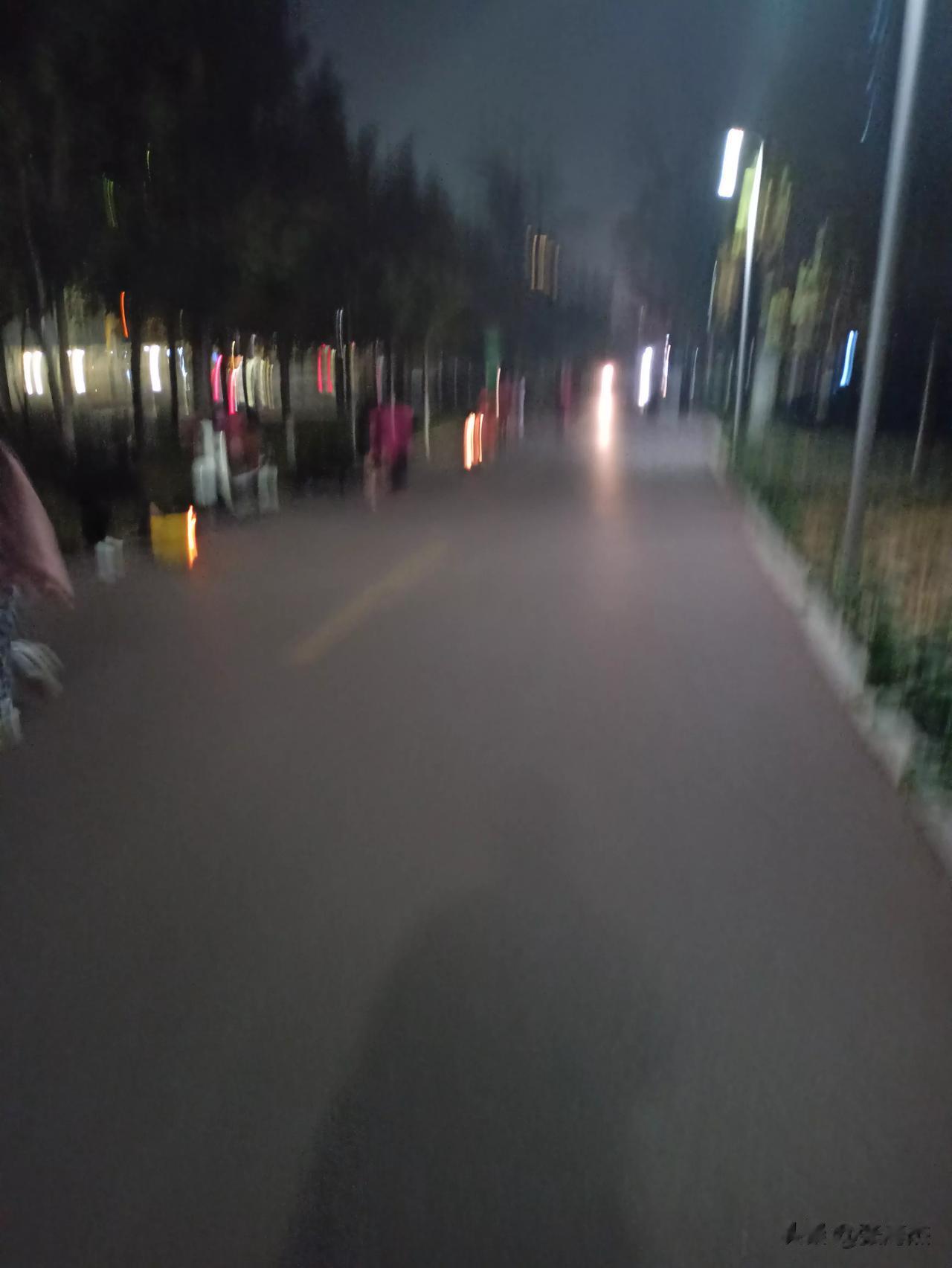 郑州晚上还那么多烧纸的，由此来看离国家中心城市还差段距离。