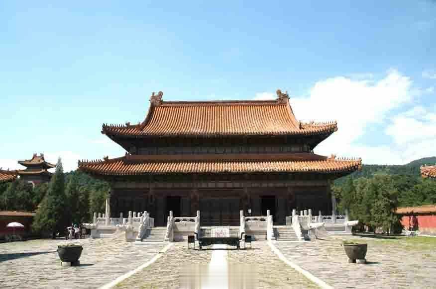 昨天段超朋友请求我介绍一下清朝帝后梓宫从陵寝隆恩殿移出，到入葬地宫的过程。   