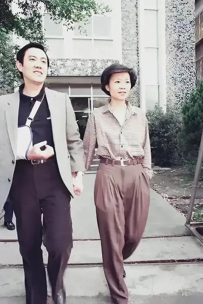 这一张照片是1989年，马英九与妻子周美青在美国留学期间拍的照片。当时马英九三十