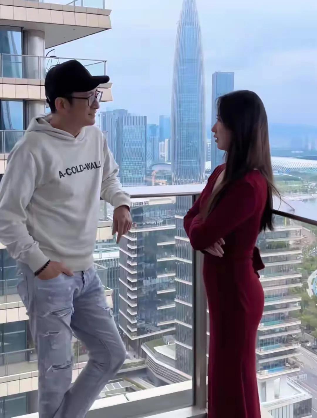 吴启华预订了深圳的顶级豪宅，和美女谈话的他风度翩翩，完全看不出真实年纪。

他这