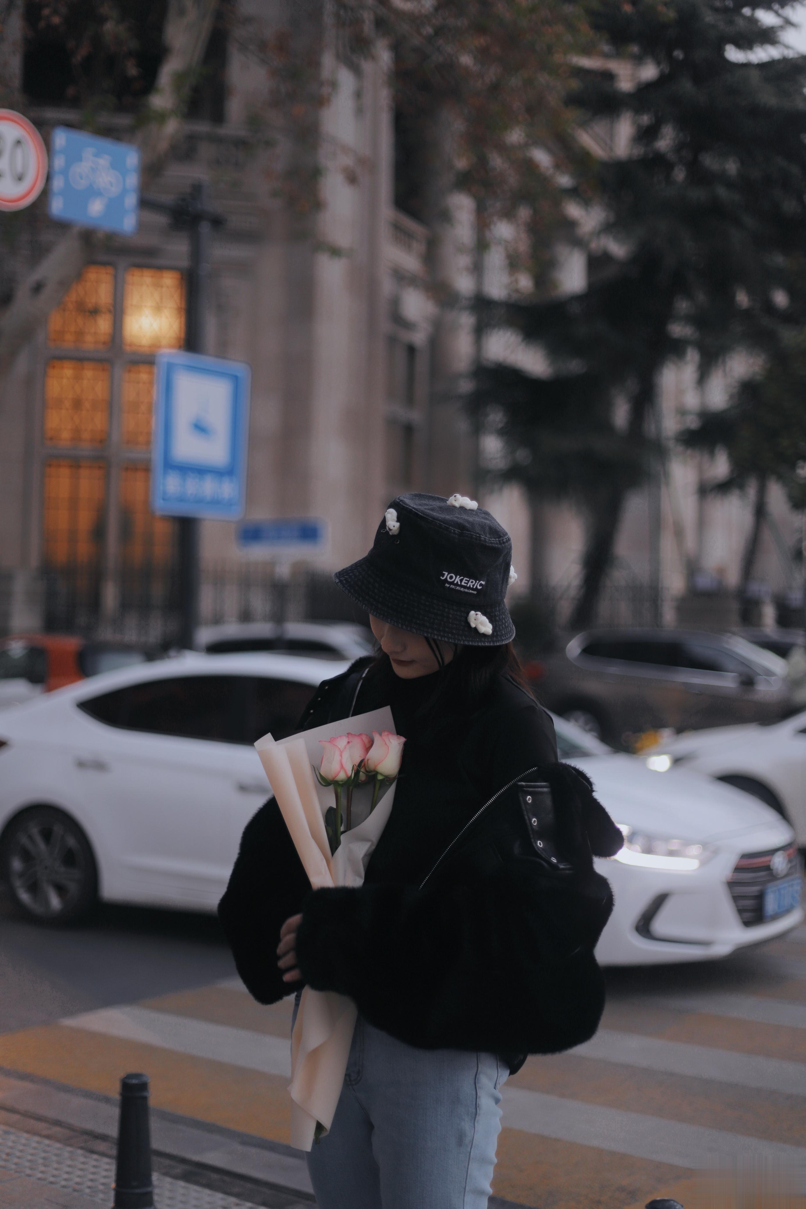 #赵粤午后街头氛围感随拍#黑色外套+蓝色牛仔裤，新鲜的粤宝，举手投足的魅力，氛围