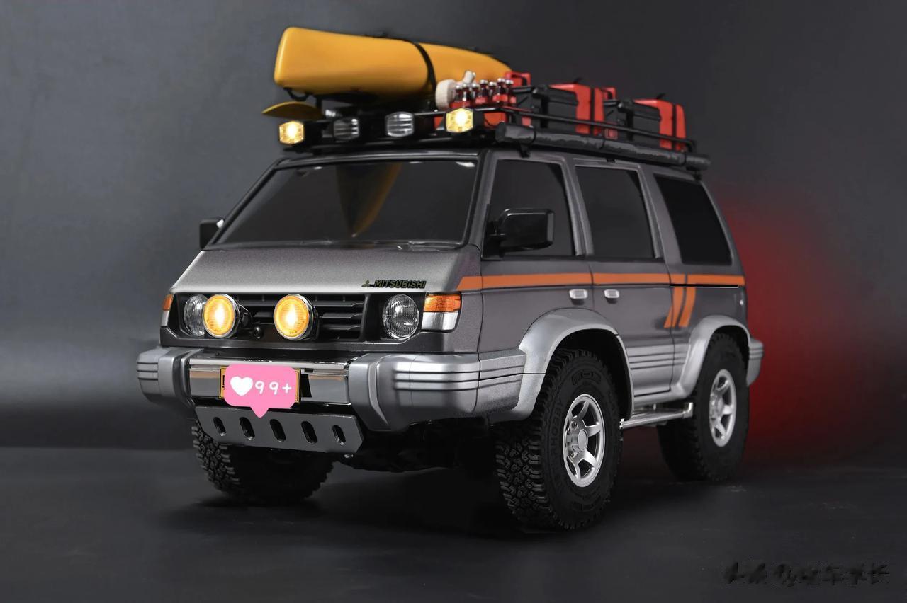 三菱帕杰罗V26最典型的特征就是三门短轴和圆灯，改成越野面包车也是别有一番滋味。