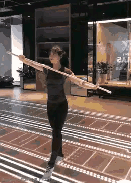 这美女练的难道是传说中的五郎八卦棍？！[呲牙]