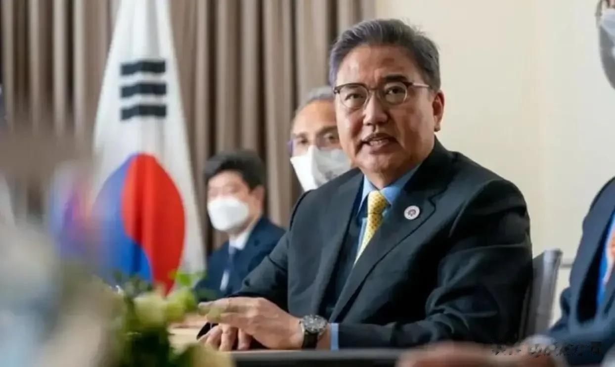 【韩国外长忘了自己的半斤八两，你算哪根葱啊？敢来要求中国对此作出解释？】

韩国