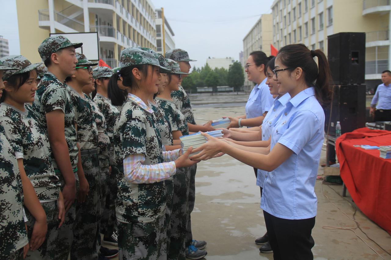 8月31日，社旗县第二初级中学操场上整齐划一的掌声震彻校园，社旗法院的法官们正在