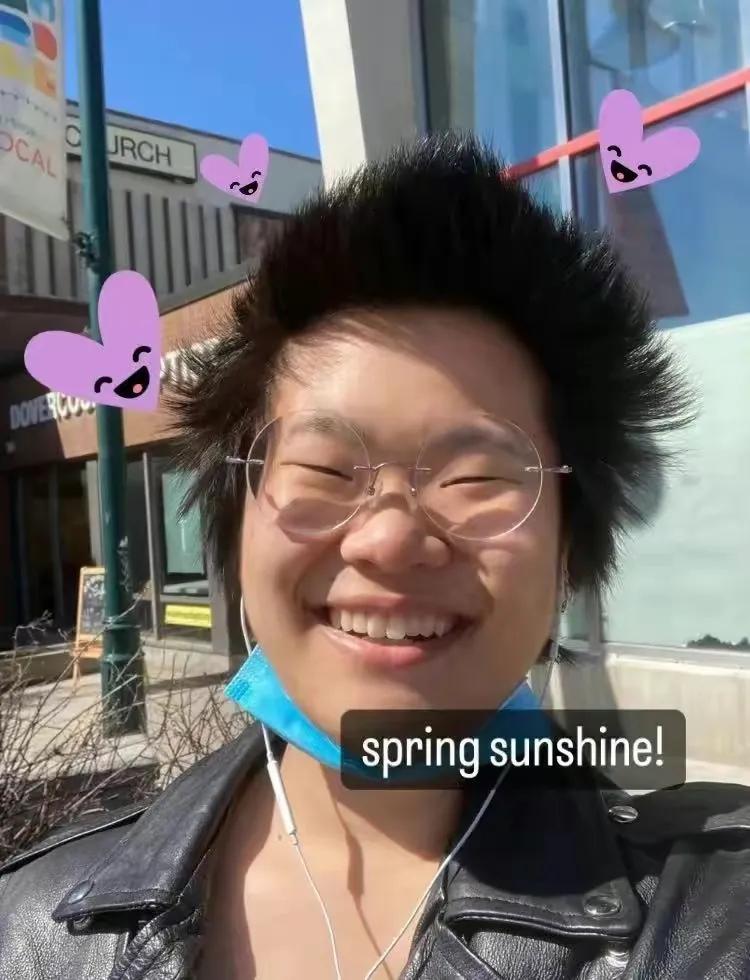 毕福剑女儿引发网友热议！

3月27日，毕福剑27岁女儿毕凌在自己社交账号晒出近