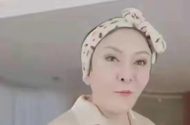 向太素颜的样子首曝光，网友评价相由心生。

素颜的向太鹰钩鼻嘴歪强势又精明，气场