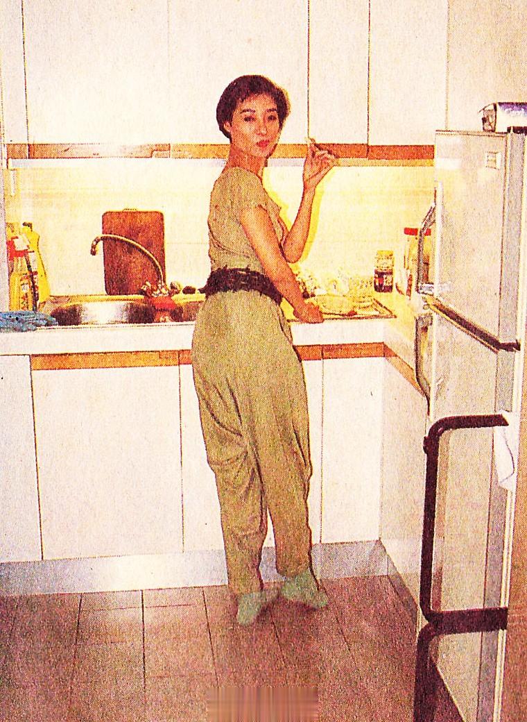  1990年初， 的母亲去世，
