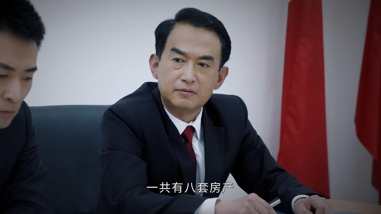 调查人员：刁梦良和老婆、孩子名下一共有8套房产，都是近十年来购买的。现在总市值在
