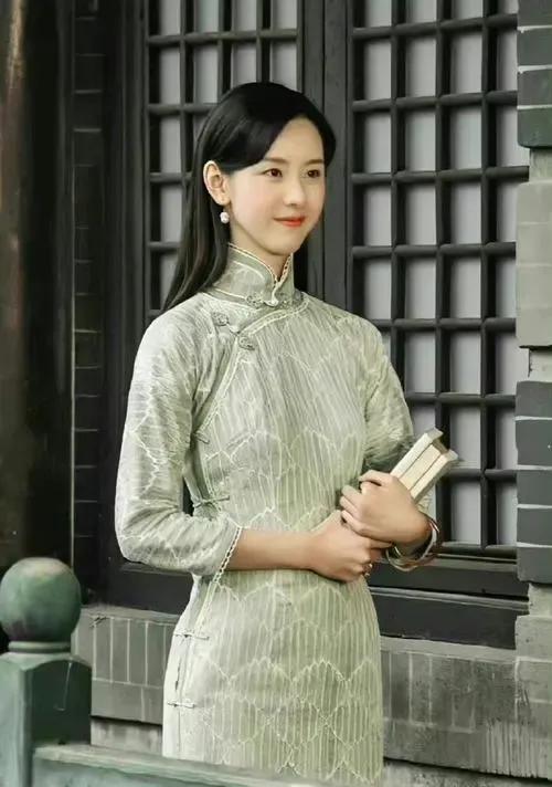 她真的是太适合这种装扮了，就像是从画中走出来的美人！

清冷、孤傲和独有的书卷气