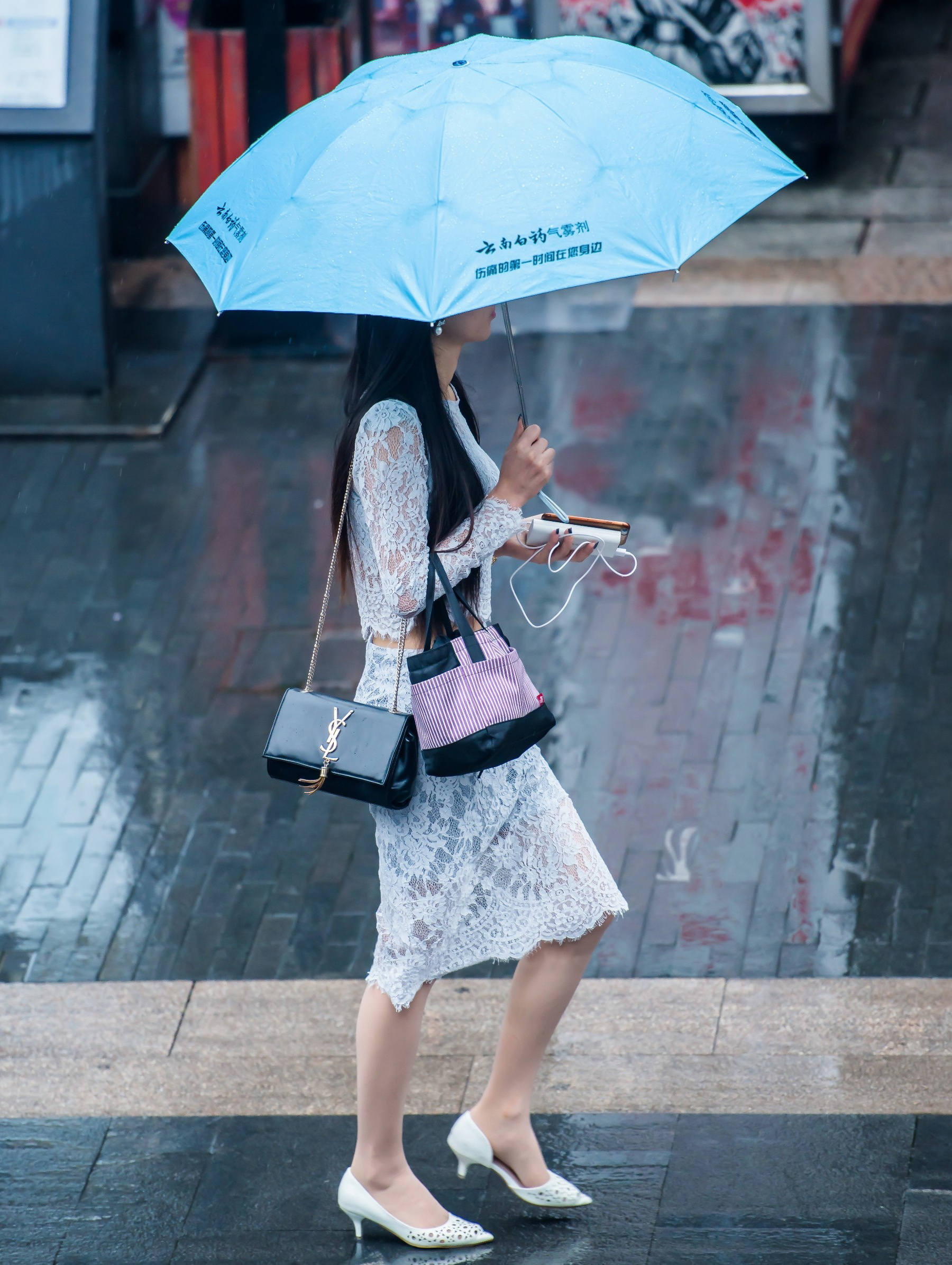 雨中漫步  （拒绝水印）  #情绪Leo# #清纯御姐#,#美妆搭配# ​​​