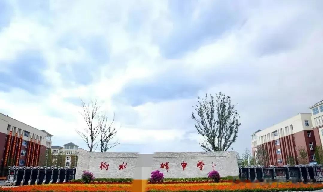 让每一个学生的家长捐款两万，学校就十恶不赦吗？大家应该理性对待学校捐款问题，学校