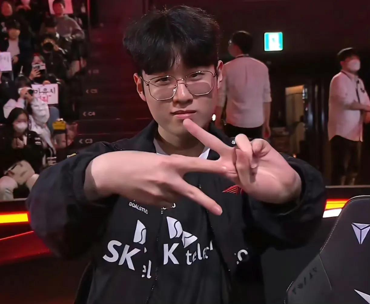 双败赛制的第一轮是真的精彩，有了复活甲兜底，双方战队都敢打了。
T1对战KT的第