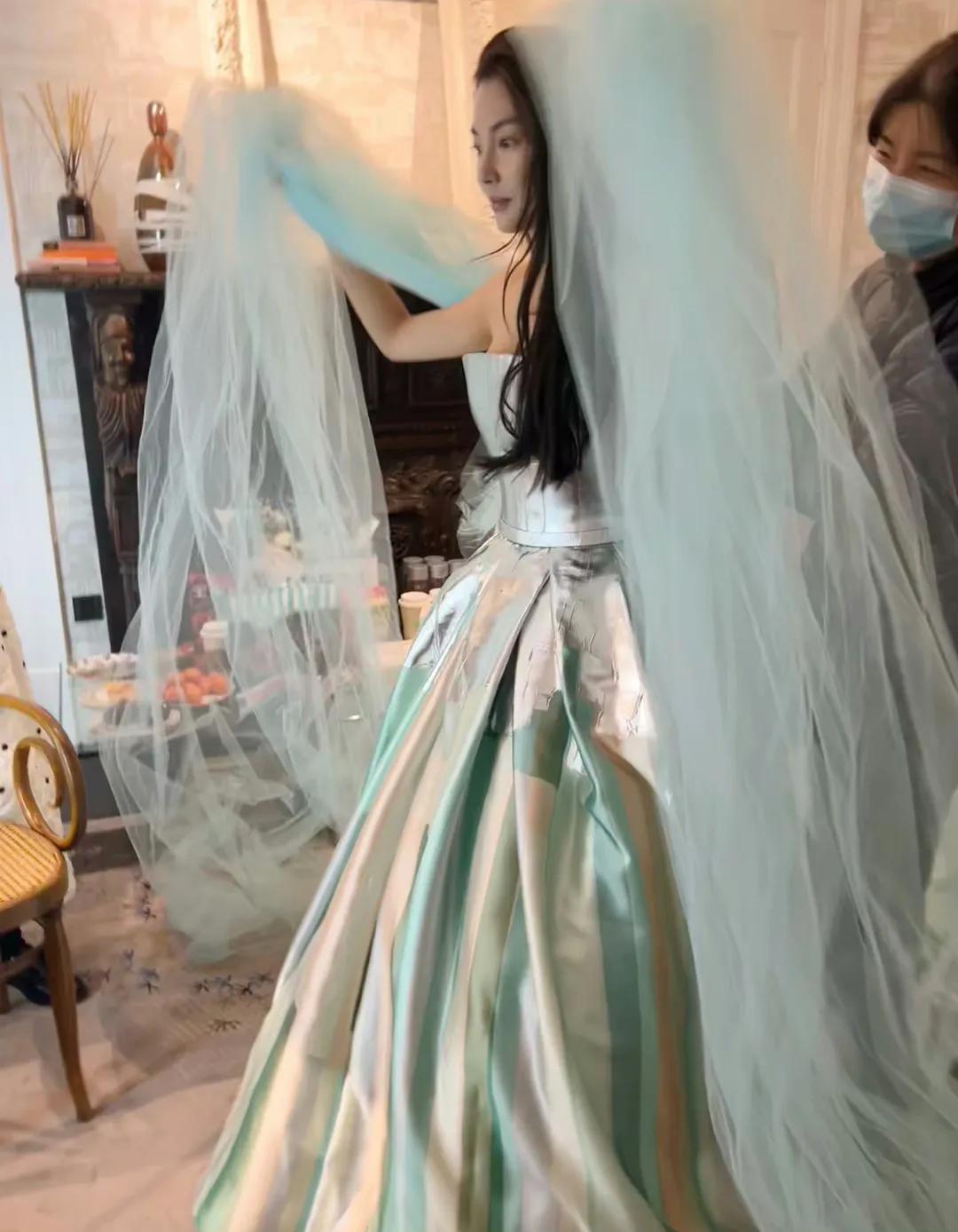 张雨绮微博之夜礼服曝光，湖蓝色蓬蓬裙，袖子是网纱质地，张雨绮“大女人”气质，应该