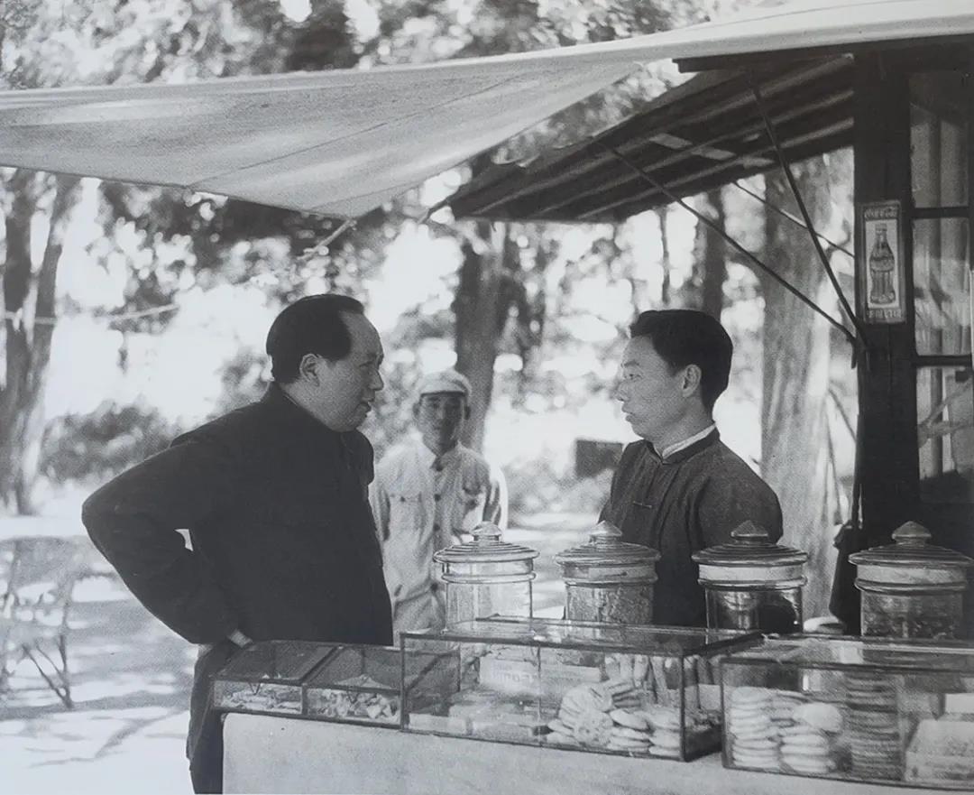 1949年，毛主席在北京天坛和售货员交谈。
听说毛主席经常外出深入群众中“微服私