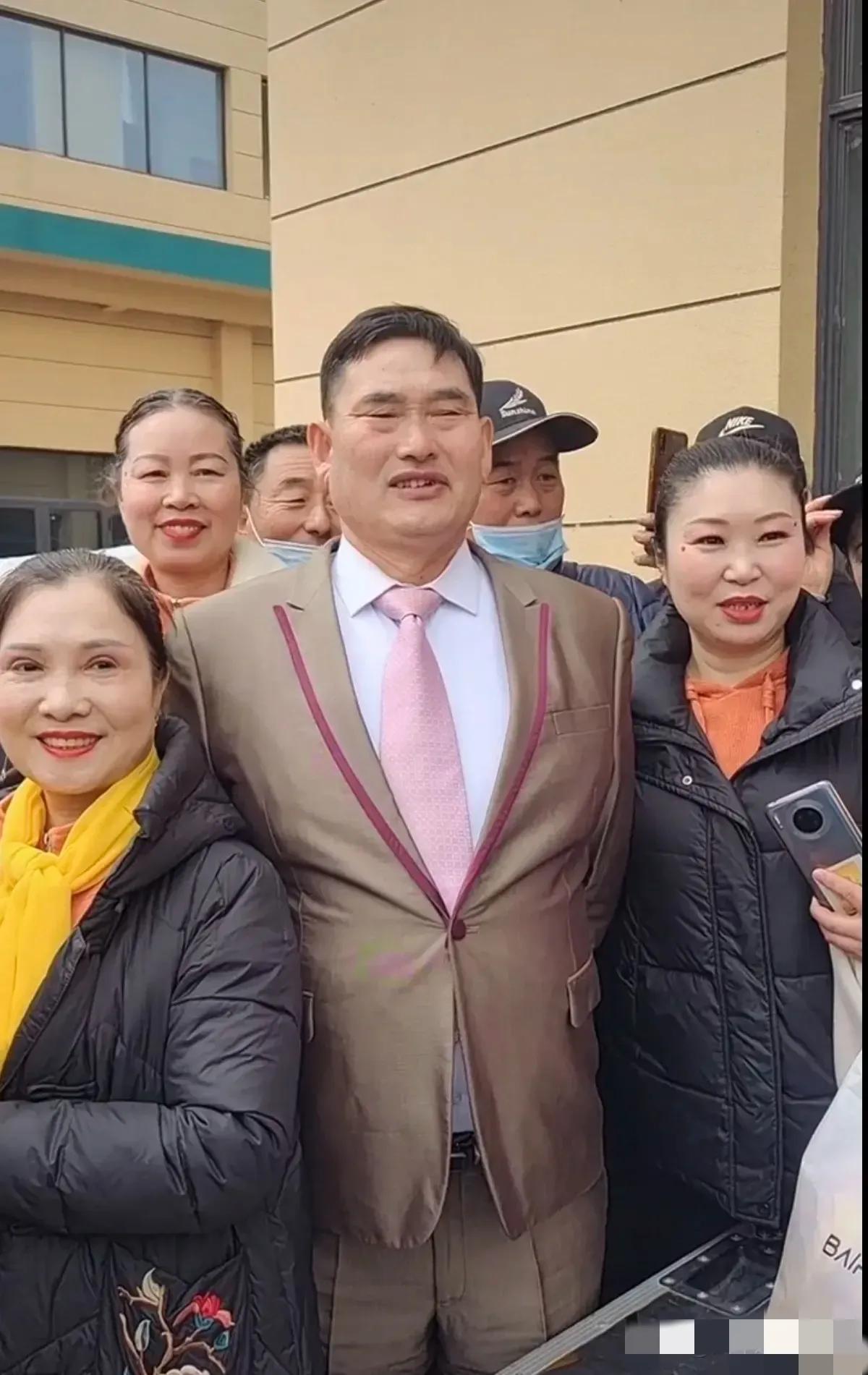 大衣哥最近可是胖了不少，西装都快撑爆了！
大衣哥现在每天忙着演出，家里活也没时间