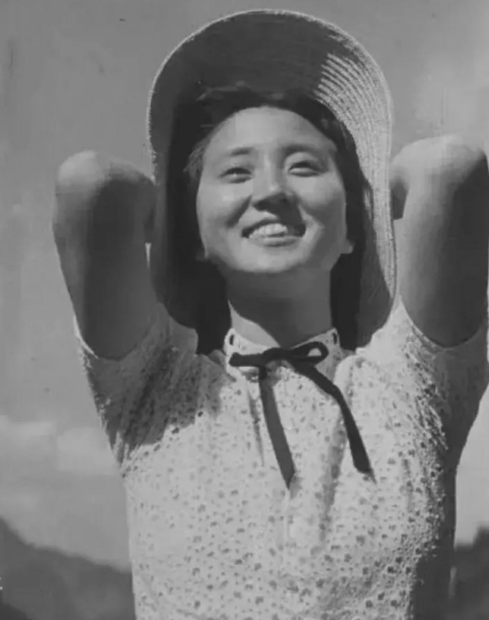 #历史那些事[超话]#20世纪30年代，一张蒋英青年时期的生活照。照片中的她，青