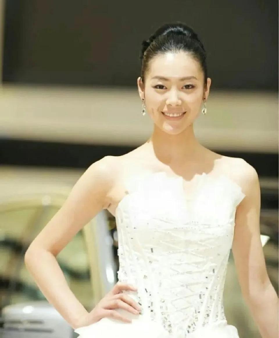 年轻时的刘雯，身材高挑，脸庞柔美清纯，是个小甜妹。
年轻时刘雯有着一张标准的鹅蛋