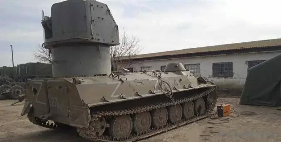 这是世界上火力最强的俄军地面进攻武器。
双管防空海军炮塔，与装甲车MTLB 混合