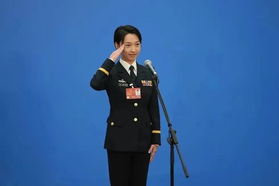 全国人大代表、海军辽宁舰女少校朱悦萌亮相代表通道，英姿飒爽让人印象深刻，佩戴的新