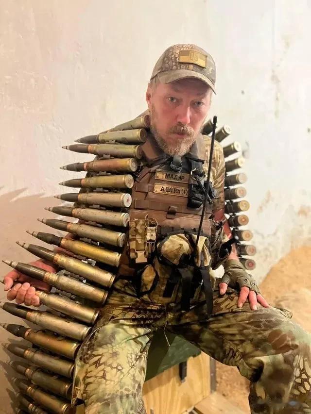 大将南征、寸草不生！昨天乌军无人机之王马迪亚尔身披一串超大颗重型机关枪子弹现身阿