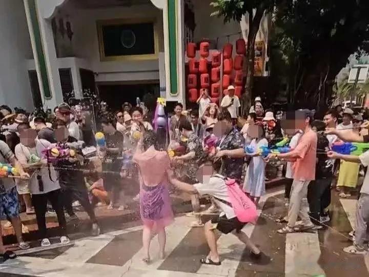 别碰瓷泼水节了，耍流氓就是耍流氓！

最近，“泼水节”相关话题在社交媒体上持续引