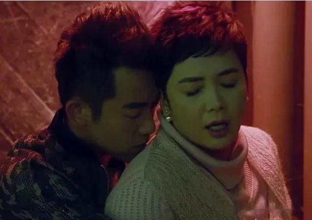 是谁给了蒋雯丽勇气和明道演情侣的，还演的十分油腻，并且辣眼睛。
现在似乎有了答案