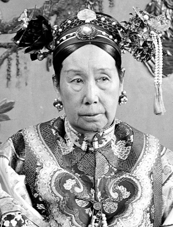 “我守寡14年”。

慈禧做了颇为寻常的动作，李莲英却是脸色一变，下一秒就前后脚