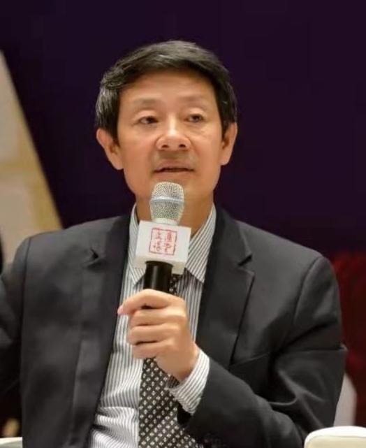 人大代表陈众议表示：中考定终身为时过早，建议普职分流推迟到高考。
中考，什么年纪