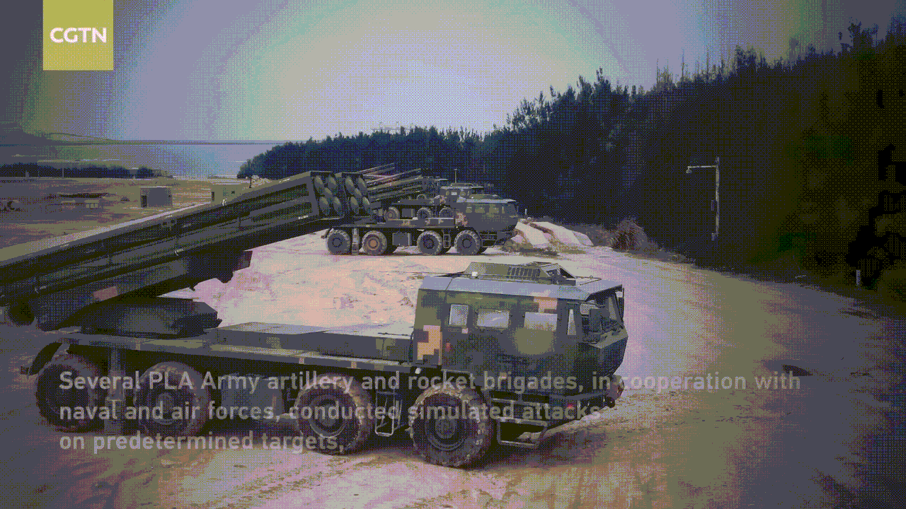 解放军攻台利器，世界排名第一的PHL-16火箭炮。在这次环岛军演中，解放军装备的