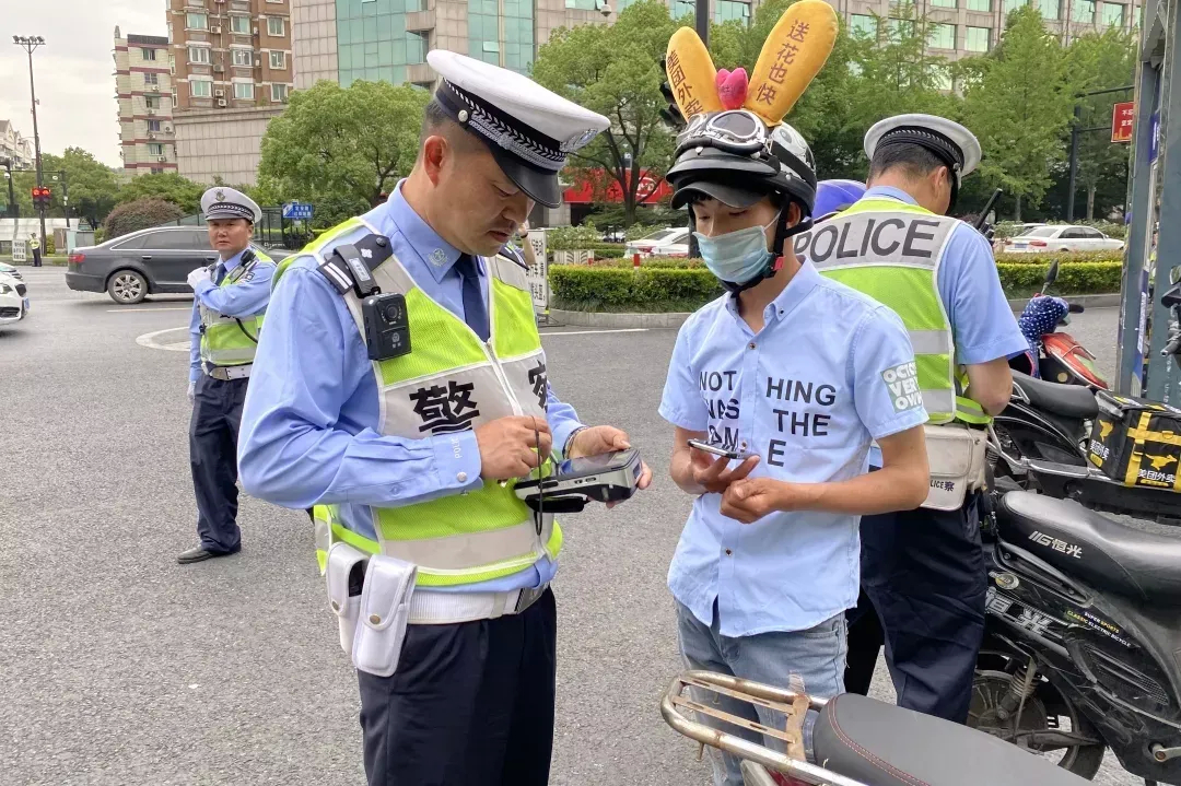 我建议：倒不如国家干脆全部取消电动自行车、摩托车、小三轮、小四轮车，一律不准他们