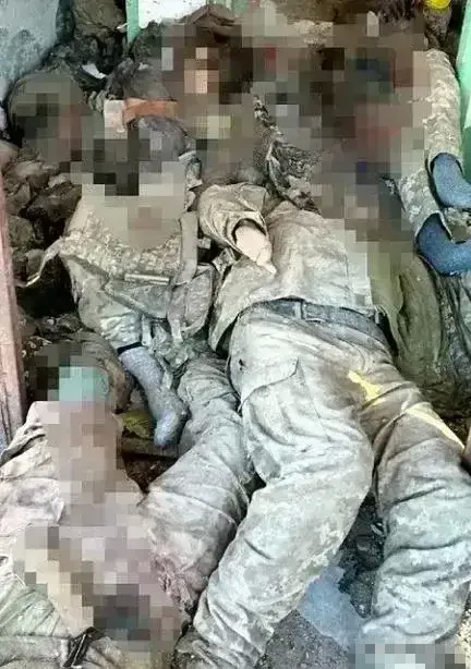 “太惨了，在俄乌战场上，乌兵女子的尸体被堆积在一起。”一点都不同情司机，但我同情