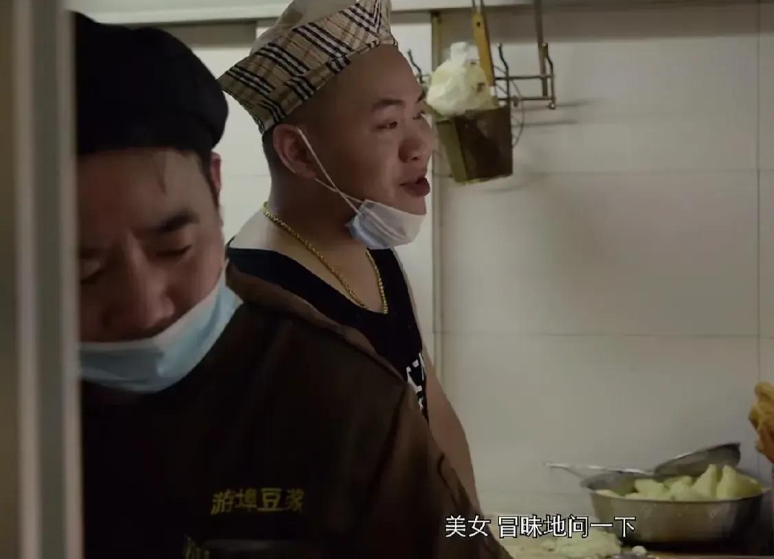 关晓彤路边买早餐，早餐店的小伙子说：美女冒昧问一下，有没有人说你长得像明星，关晓