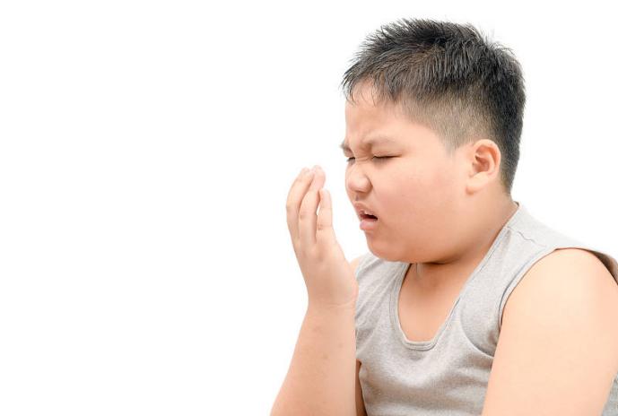 孩子嘴巴常有酸臭味？家长要留意一下！
 
如果你发现孩子有“口臭”，首先排除以下