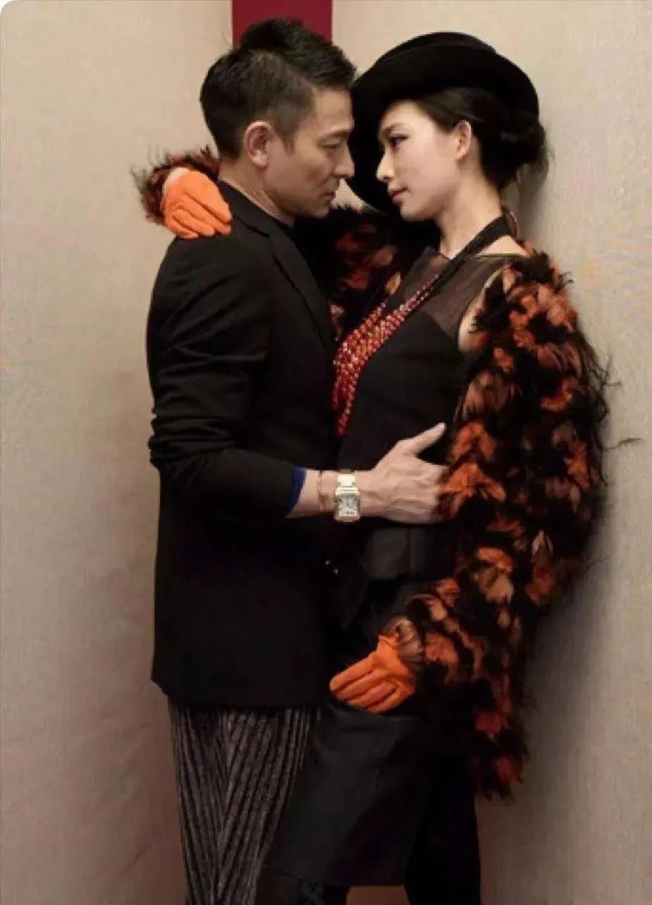 刘德华和他的御用伴舞女郎的亲密合照，这个美女长得神似林志玲。
据说这个美女是刘德