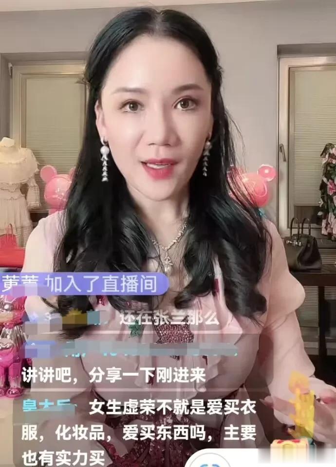 曼曼开直播，分享了她的第1份工作、第1桶金、第1个2000万人生最大的单。第1份