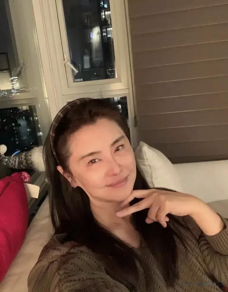 王祖贤看起来还是美的，但和以往比起来真的变化很大，样子及精气神都完全不一样了，感