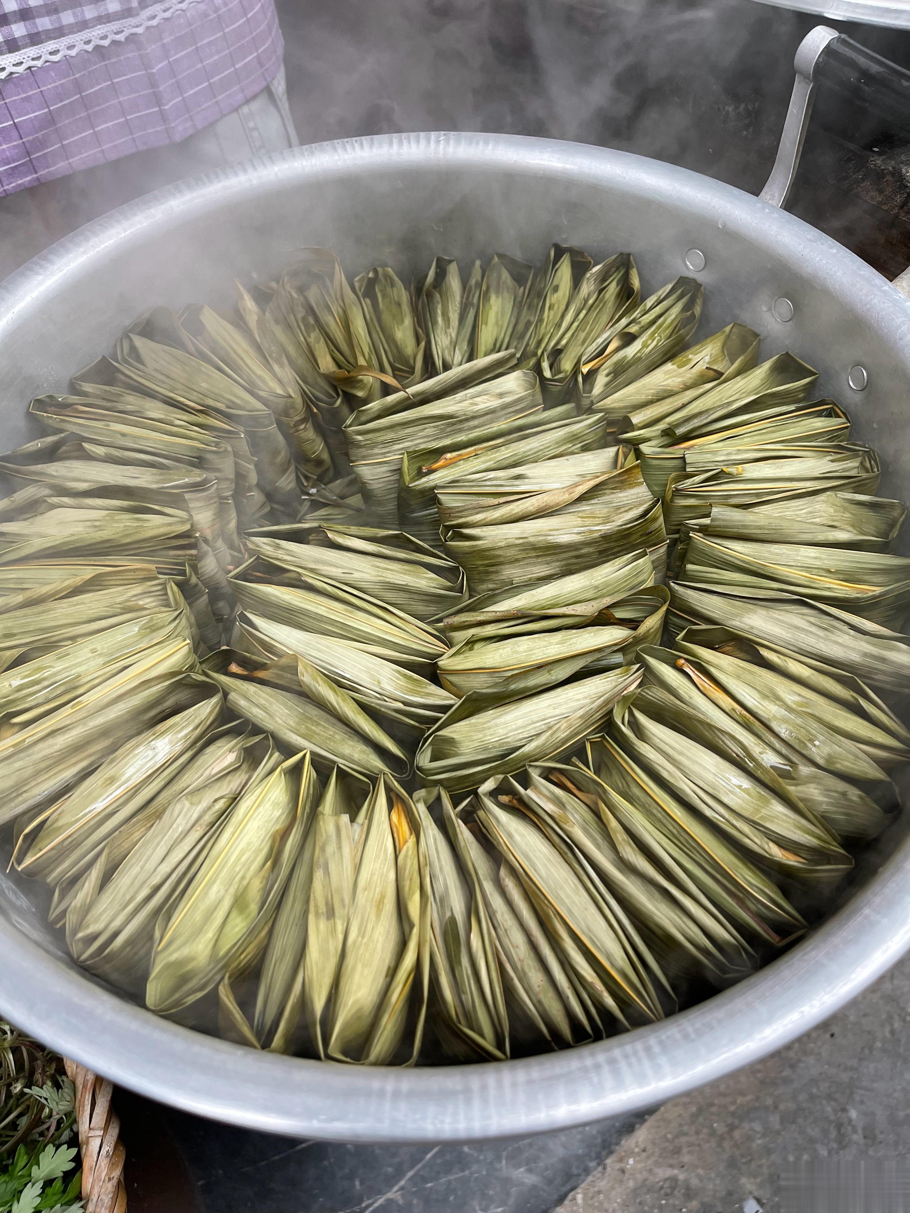 在古镇街上有各种小吃。锅里这个艾叶糍粑。刚蒸好。果然刚出锅的好吃。我想着，和青团