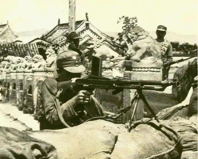 纪念乌克兰抗战一周年。1937年7月7日，卢沟桥。2022年2月24日，基辅某桥