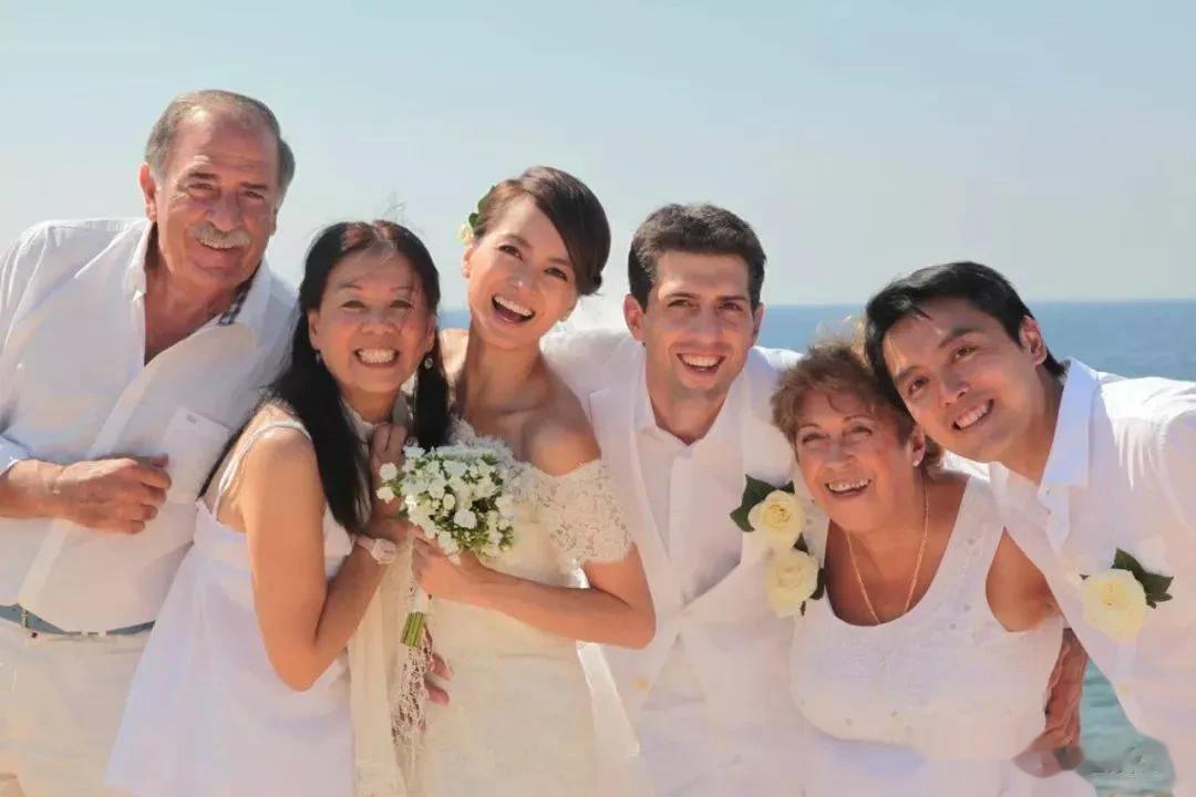 梁咏琪说:我有一个混血女儿。这是你没有的。
孙悦和田震也深信不疑。
邓紫棋说梁咏